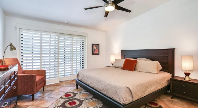 Sunny 2BR Palm Springs Condo by RedAwning, Забронировать Апартаменты/квартира Апартаменты Палм-Спрингса, рядом с Palm Springs Mall Shopping Center, Апартаменты/квартира