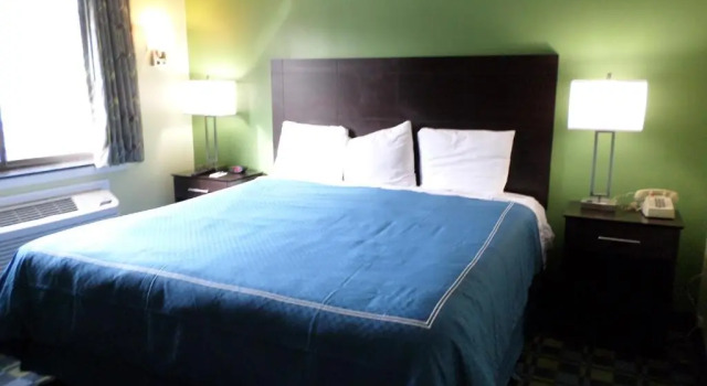 Двухместный люкс Travelodge by Wyndham Cleveland Lakewood