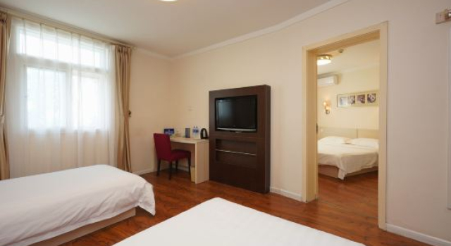 Четырёхместный люкс Jingcheng Business Hotel (Beijing Shilihe Metro Station)
