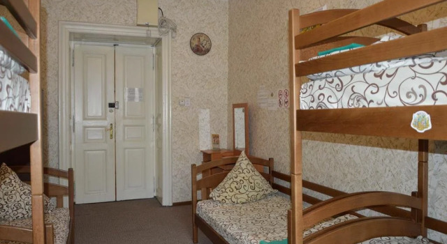 Lviv Lucky Hostel, Забронировать Хостел Отели Львова с парковкой, рядом с Львовская галерея Зелена канапа, Парковка