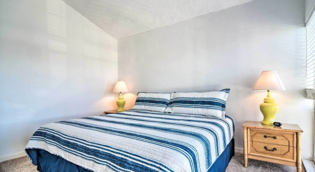 Апартаменты Coastal Madeira Beach Condo - Walk to Gulf!