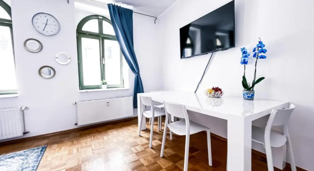 Апартаменты c 1 комнатой Zentraler Altbau am Clara-Zetkin-Park, RB-Arena um die Ecke, Netflix inklusive