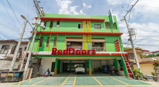 RedDoorz near Notre Dame of Dadiangas University - Vaccinated Staff