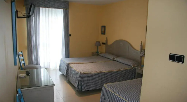 Трёхместный номер Standard с видом на море Hotel Pineda Playa