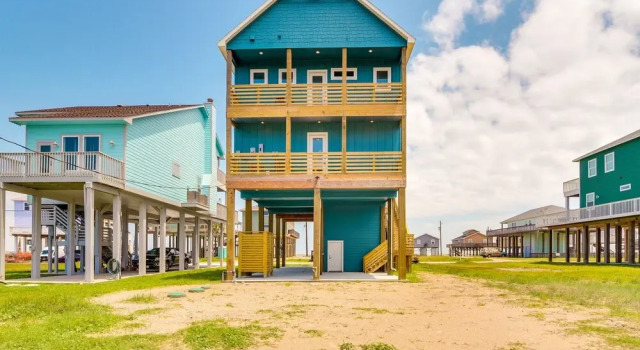 Modern Freeport Beach House Rental w/ Ocean View!, Rezervovat Hotel San Luis Spojené státy americké, poblíž San Luis Pass County Park