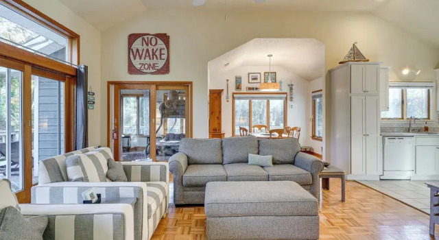 Коттедж 1/2 Mi to Beach Access: Southern Shores Gem + Deck