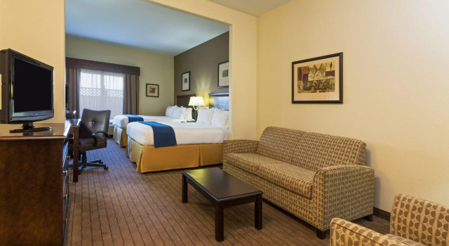 Четырёхместный люкс c 1 комнатой Holiday Inn Express & Suites Moultrie by IHG