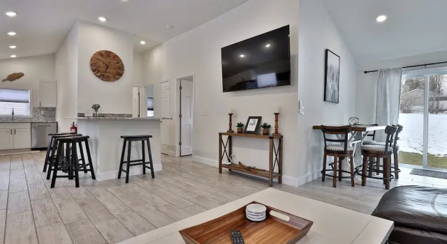 Rutland's Hidden Gem: 2 Br/1ba Renovated Home Close To Everything 2 Bedroom Home