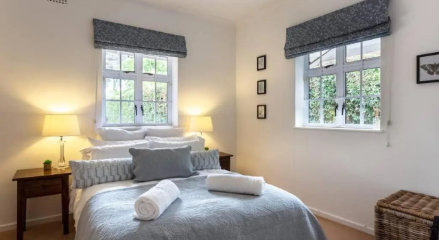 Beautiful 2 bed cottage along Constantia Wine route with pool, Забронировать Дом для отпуска Коттеджи Константия, рядом с Constantia Village, Коттедж