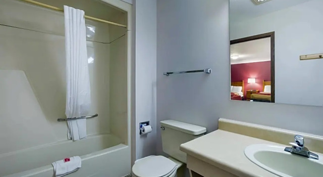 Четырёхместный люкс Econo Lodge Inn & Suites Escanaba North