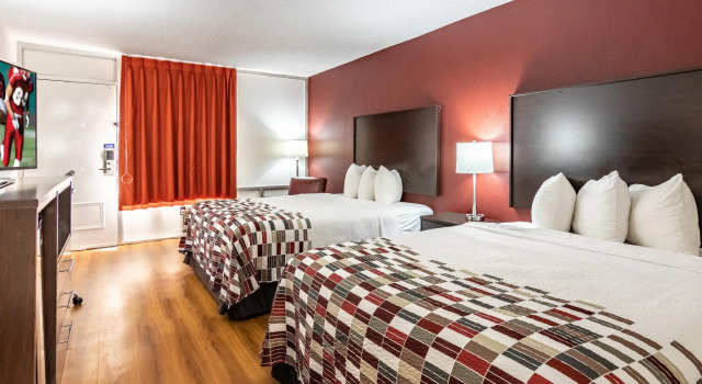 Четырёхместный номер Deluxe Red Roof Inn Forsyth