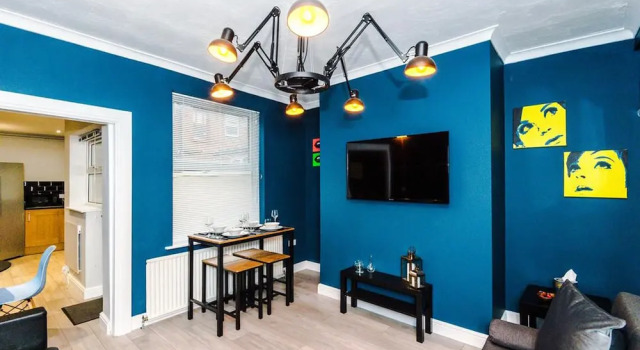FAMILY LUXURY HOUSE, SLEEPS UP TO 8! Wifi & Parking
