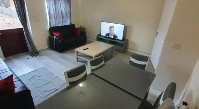 4 Bed House Sleeps 12 - Private Garden - Parking, Забронировать Отель Отели Лондона 3 звезды, рядом с Станция метро Surrey Quays, 3*