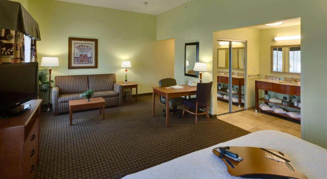 Двухместный люкс Hampton Inn & Suites Moline-Quad City Intl Aprt