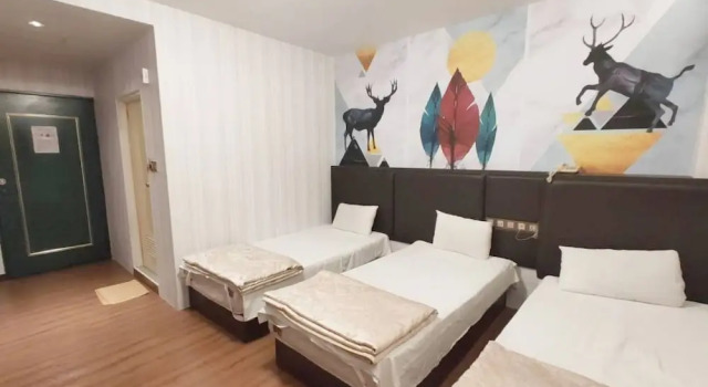 Трёхместный номер Standard Royal Business Hotel