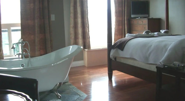 Above The Beach Guest Suites, Đặt Nhà khách Penticton 