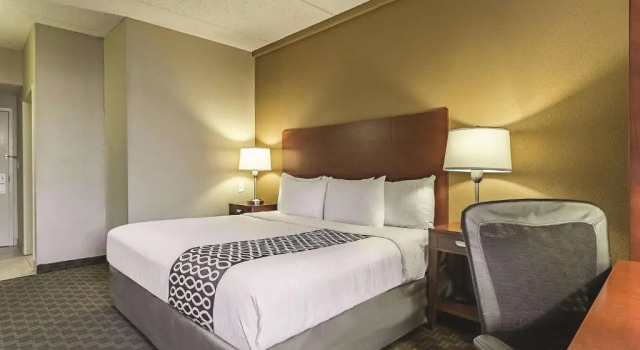 Номер La Quinta Inn & Suites by Wyndham Cleveland Airport West