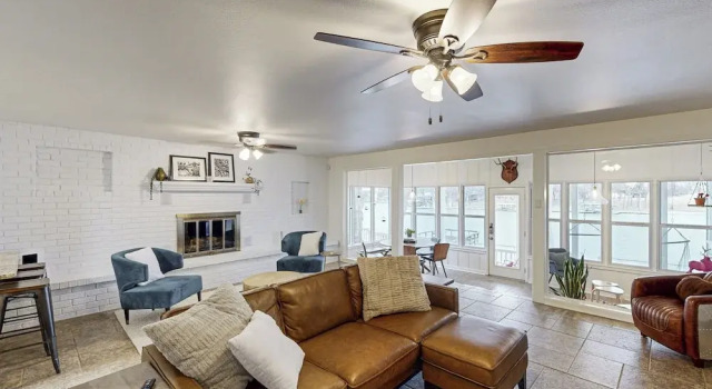 Dock, Patio & Grill! Waterfront Lake Dunlap Home, Забронировать Дом для отпуска Коттеджи Greater San Antonio, Коттедж