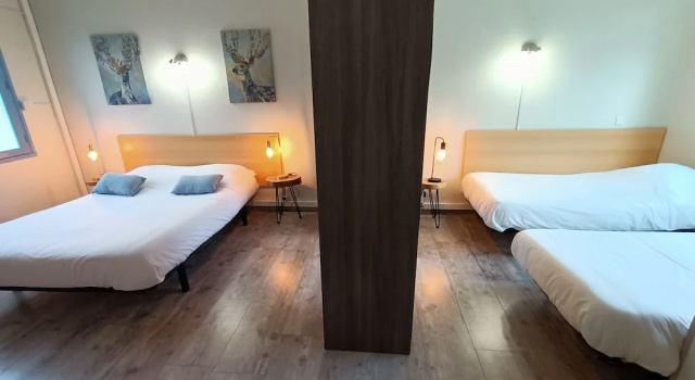 Четырёхместный семейный номер Standard с частичным видом на море Hotel Les Rocailles