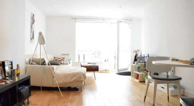 Spacious Apartment In East London With Balcony, Varaa Huoneisto Asunnot kohteessa Merseyside, Huoneisto