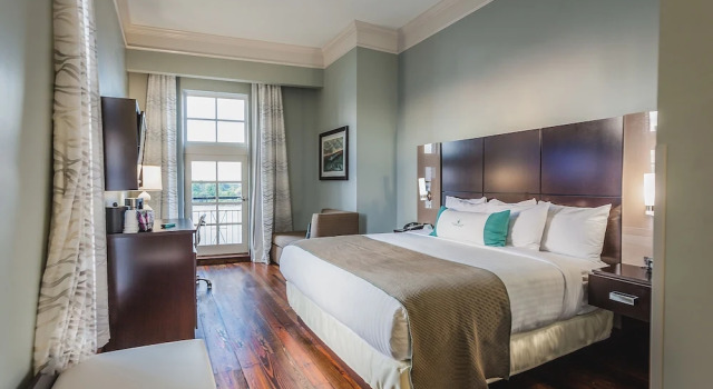 Двухместный номер Mobility Accessible Roll-In Shower с видом на город The Cotton Sail Hotel Savannah - Tapestry Collection by Hilton
