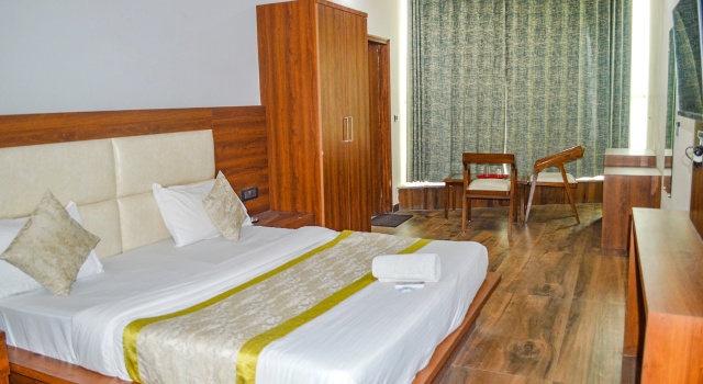 Номер Deluxe FabHotel The Golf Inn - Nr Botanical Garden Metro