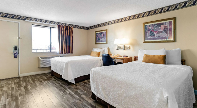 Четырёхместный номер Standard Knights Inn Madera