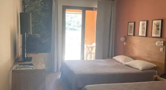 Трёхместный номер Superior Logis Hotel Le Lonca