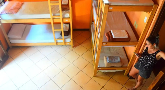 Кровать в общем номере Leos Clan Beach Hostel