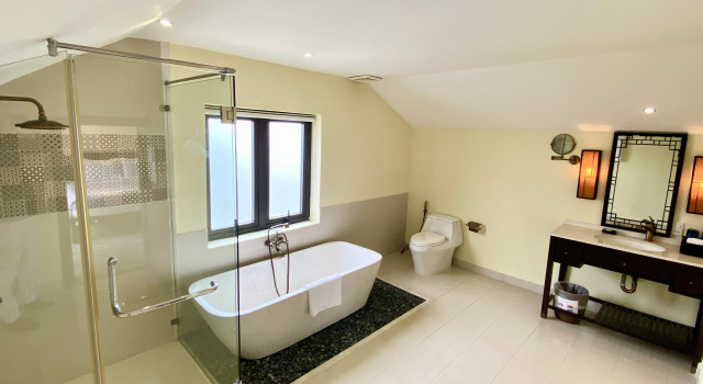Номер Deluxe с балконом Wyndham Garden Hoi An Cua Dai Beach