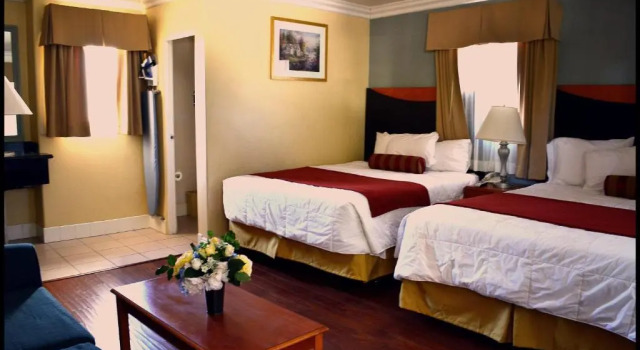 Четырёхместный номер Standard Sunset Motel