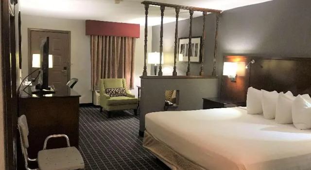 Люкс с балконом SureStay Plus Hotel by Best Western Greenwood