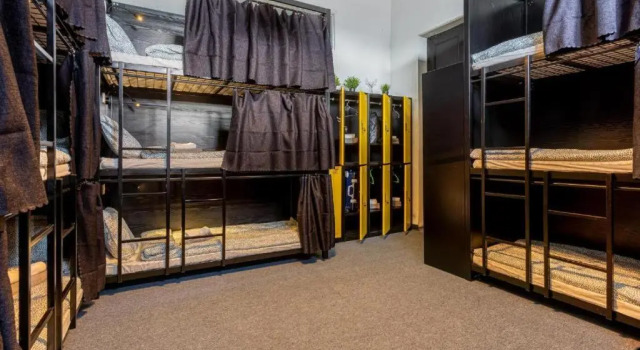Postel ve společném pokoji pro ženy Bee Hostel