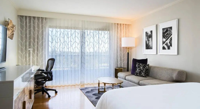 Двухместный номер Deluxe с балконом и с видом на озеро Avenue of the Arts Costa Mesa, a Tribute Portfolio Hotel