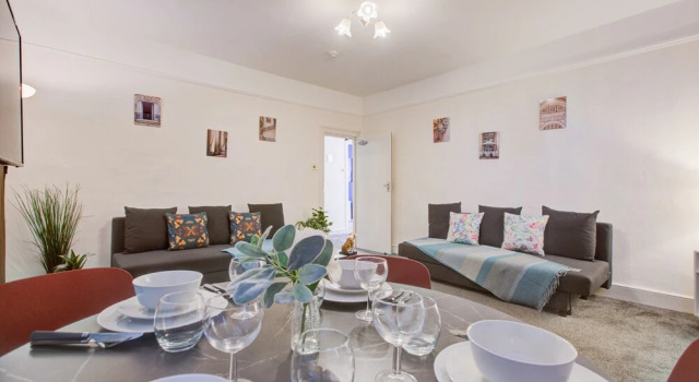 2-bedroom and Living Room Budget Apartment, Забронировать Апартаменты/квартира Брент , рядом с Бейкер стрит