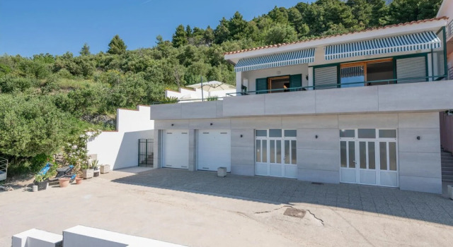 Amazing Home in Makarska With Wifi and 3 Bedrooms, Rezerwuj Hotel Hotele w Split-Dalmatia County z parkingiem, Parking