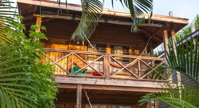 Семейное бунгало с балконом Las Rocas Resort and Dive Center