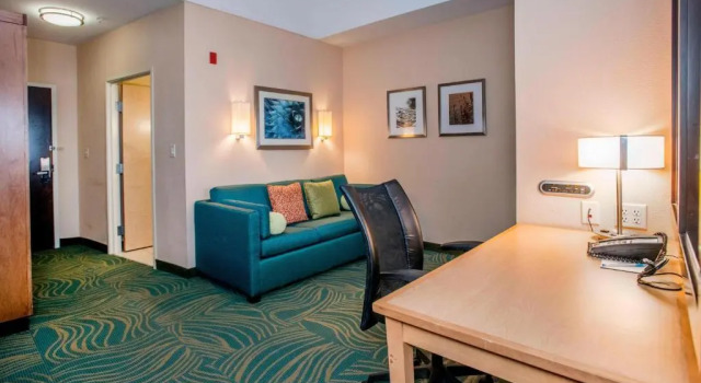 Четырёхместный люкс SpringHill Suites Pueblo Downtown