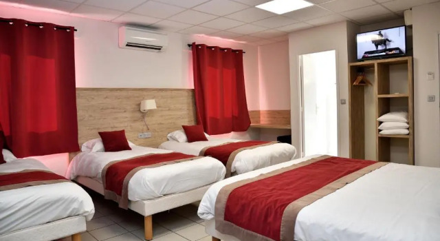 Номер Superior CitHotel Restaurant du Bowling de Millau
