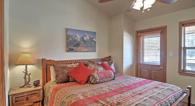 Red River Home w/ 2 Balconies - 1 Block to Main St, Varaa Huoneisto Red River 