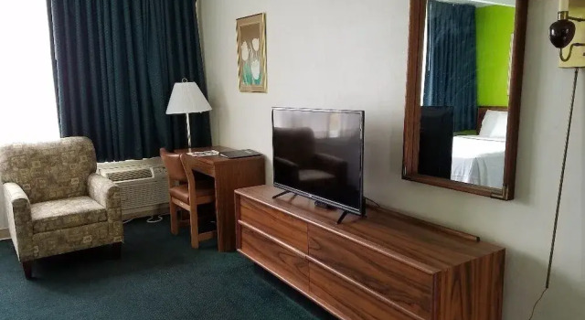 Cloud 9 Inn & Suites Lake George, Забронировать Отель Лейк-Джордж Adirondack Mountains, рядом с Аутлет-центр "Лейк-Джордж Плаза"