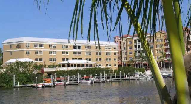 Кровать в общем номере Bayfront Inn Fifth Avenue
