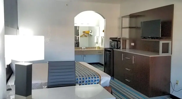 Двухместный люкс HomeBridge Inn and Suites