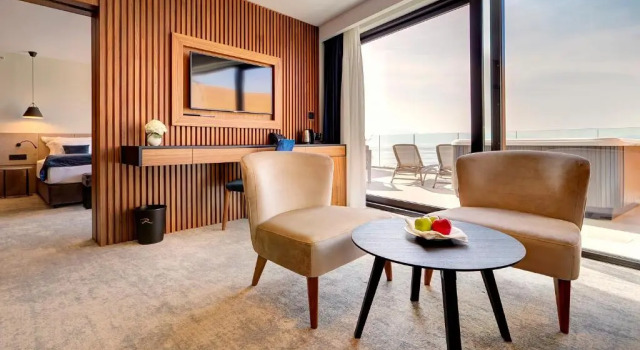 Люкс Luxury с балконом и с видом на море Luxury Hotel Riva