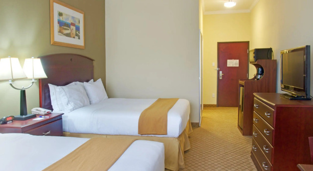 Четырёхместный номер Standard Holiday Inn Express Hotel & Suites Winnie by IHG