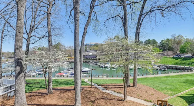 Апартаменты Waterfront Lake Norman Retreat w/ Balcony