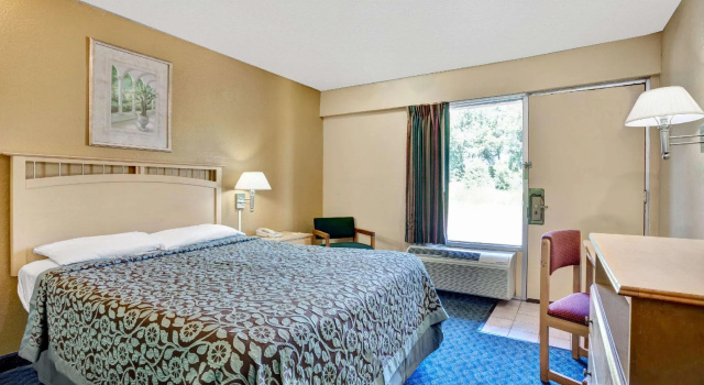 Двухместный номер Standard Days Inn by Wyndham Louisville Airport Fair and Expo Center