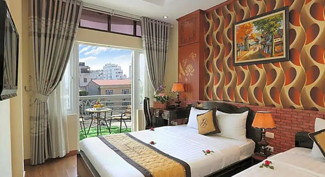 Трёхместный номер Standard с балконом Hanoi Golden Charm Hotel
