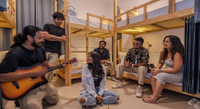 Кровать в общем номере (женский номер) The Social Stays Bangalore
