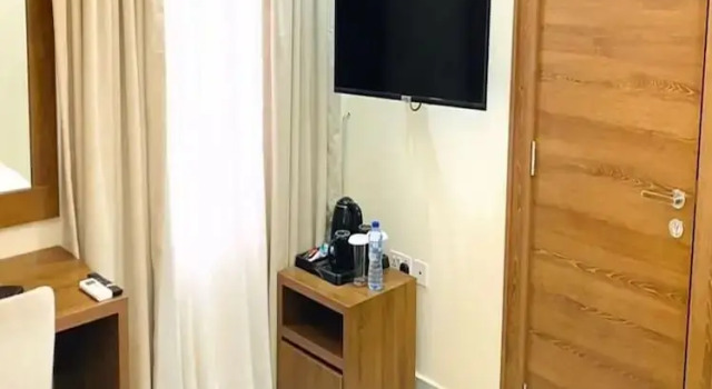 Camera Economy Plush Hotel